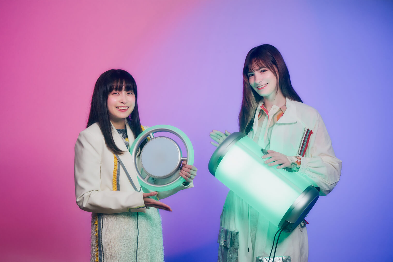 展示イメージ 「ハグドラム」を抱えた人と「ハンドルドラム」を抱えた人