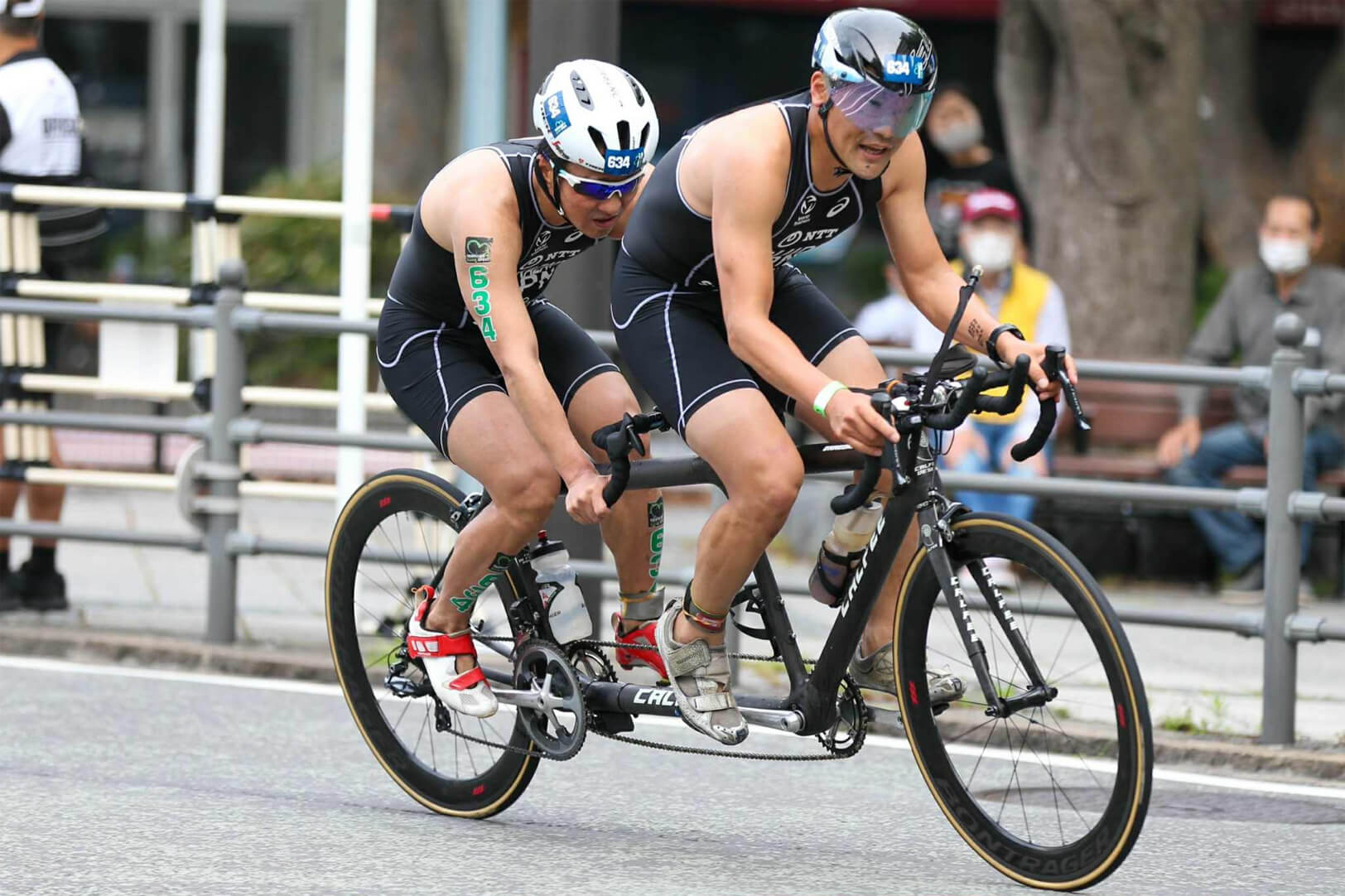展示イメージ パラトライアスロン競技の一場面 二人の選手が競り合っている